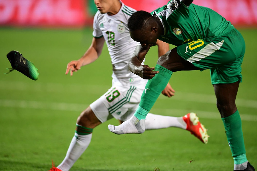 7월 19일 아프리카 네이션스컵 결승전, 세네갈 선수(오른쪽) 신발이 날아가고 있다. [사진 출처: 신화사]