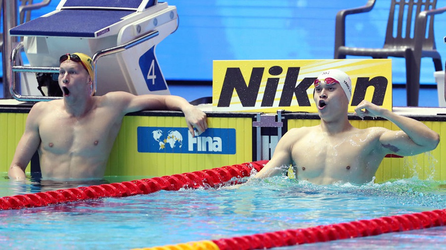 7월 23일 2019 광주 세계수영선수권 남자 200m 자유형 결선에 출전한 중국의 쑨양(孫楊•오른쪽) 선수가 우승을 차지한 후 기뻐하고 있다. [사진 출처: 신화사]