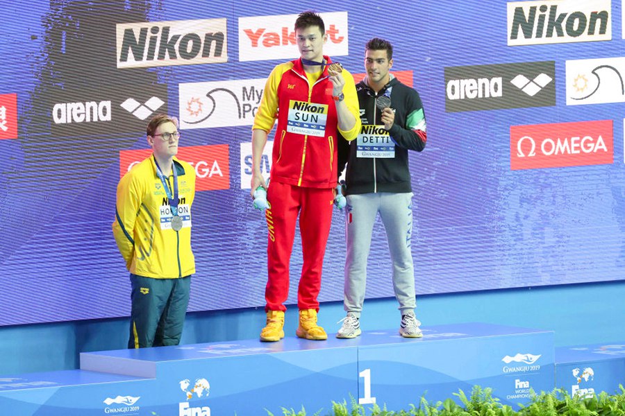 7월 21일 1위 중국의 쑨양(孫楊•가운데), 2위 호주의 맥 호턴(왼쪽), 3위 이탈리아의 가브리엘 데티 선수가 세계수영선수권대회 400m 시상식에 참가했다. 하지만 맥 호턴 선수는 시상대에 올라가지 않았다. [사진 출처: 신화사]
