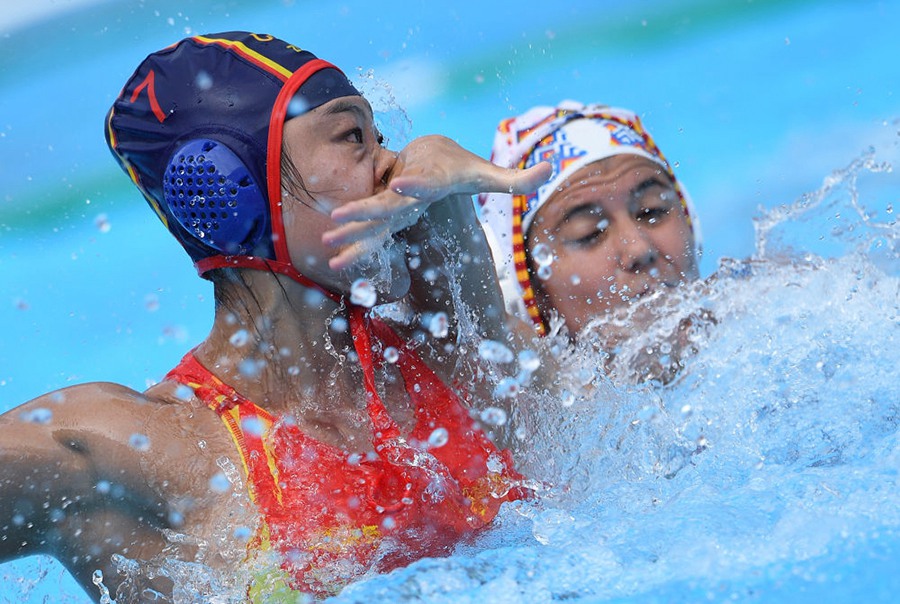7월 14일 2019 광주 세계수영선수권대회 여자 수구 경기에 참가한 중국의 주야징(朱雅靜•왼쪽) 선수가 스페인 수비수를 뚫고 공격을 시도하고 있다. [사진 출처: 신화사]