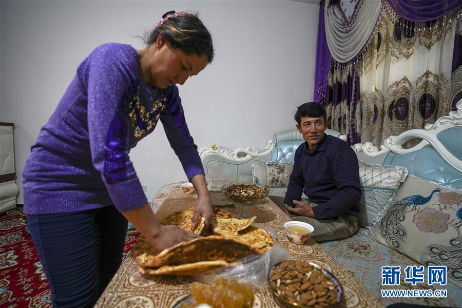 신장(新疆) 카스(喀什) 쩌푸(澤普)현 신주택단지에 사는 거주민들이 아침 식사를 준비하고 있다. [2월 17일 촬영/사진 출처: 신화망]