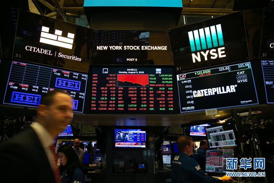 5일 미국 뉴욕증권거래소(NYSE)에서 직원들이 업무를 보고 있다. [사진 출처: 신화망]