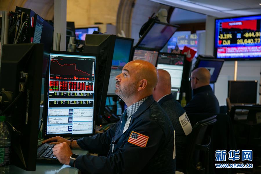 5일 미국 뉴욕증권거래소(NYSE)에서 직원들이 업무를 보고 있다. [사진 출처: 신화망]