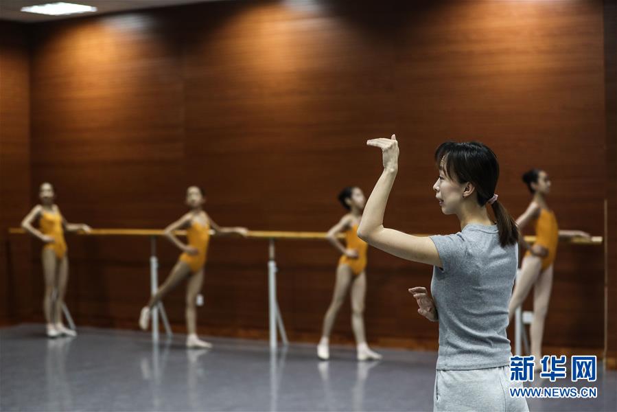 4월 12일 중국 랴오닝(遼寧) 발레단 산하 발레학교의 장멍니(張夢妮) 선생님이 1학년 학생들의 발레 수업을 진행하고 있다. [사진 출처: 신화망]