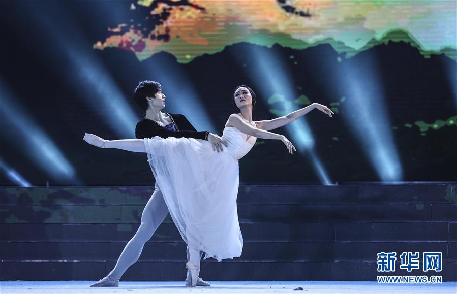 7월 1일 중국 랴오닝(遼寧) 발레단 단원들이 발레극 ‘지젤’을 선보이고 있다. [사진 출처: 신화망]