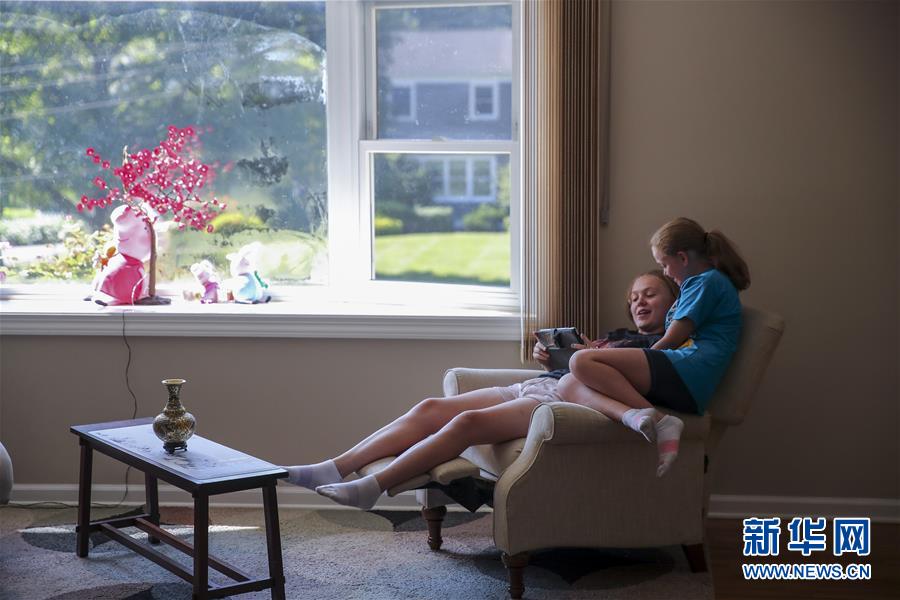 7월 13일 린•베라트 씨의 딸들이 미국 뉴저지주에 위치한 중국어 선생님 집에서 휴식을 취하는 모습 [사진 출처: 신화망]