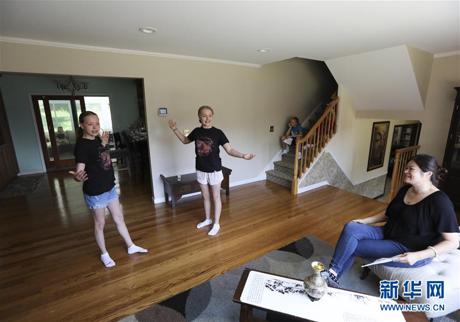 7월 13일 린•베라트 씨의 딸들이 미국 뉴저지주에 위치한 중국어 선생님 집에서 중국어로 발표를 하고 있다. [사진 출처: 신화망]