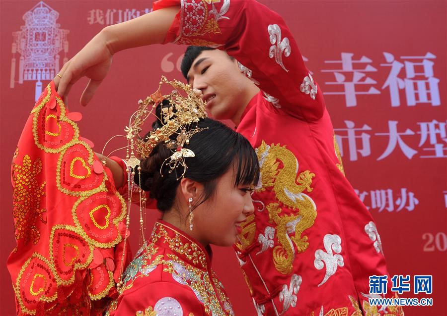 8월 6일 황화(黃驊)시 난하이공원(南海公園) 합동결혼식장, 신혼부부가 신부의 얼굴을 가리고 있던 붉은 천을 벗기고 있다. [사진 출처: 신화망]