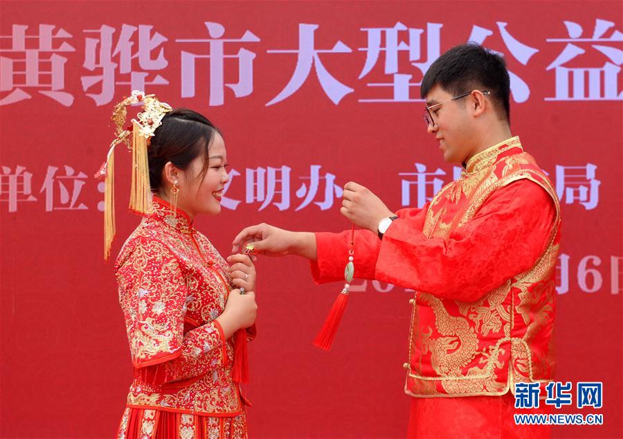 8월 6일 황화(黃驊)시 난하이공원(南海公園) 합동결혼식장, 신혼부부가 증표를 전달하는 의식을 진행하고 있다. [사진 출처: 신화망]