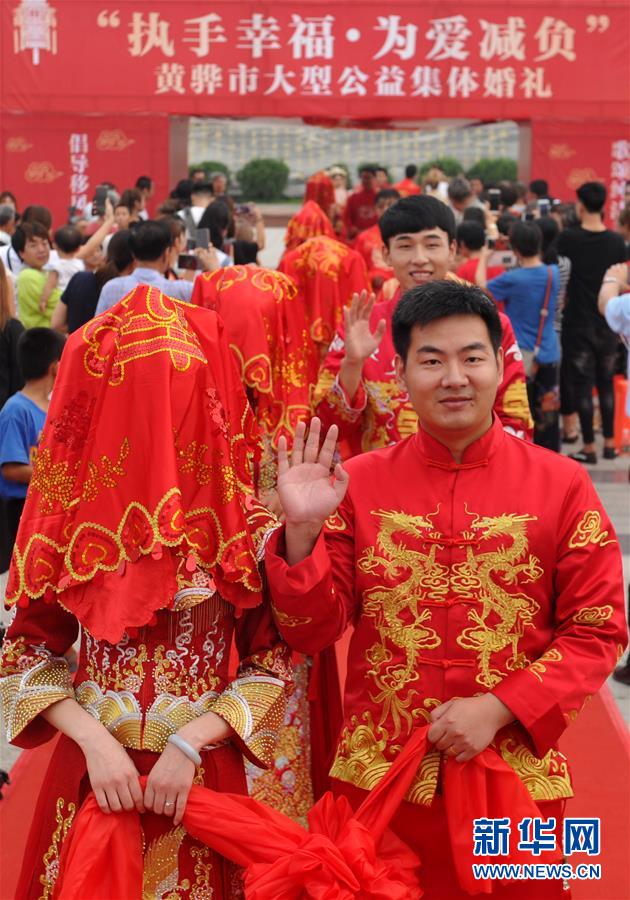 8월 6일 황화(黃驊)시 난하이공원(南海公園) 합동결혼식장, 신혼부부들이 입장하고 있다. [사진 출처: 신화망]