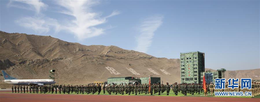 8월 6일 중국과 키르기스스탄 대원들이 도열하고 있다. [사진 출처: 신화망]