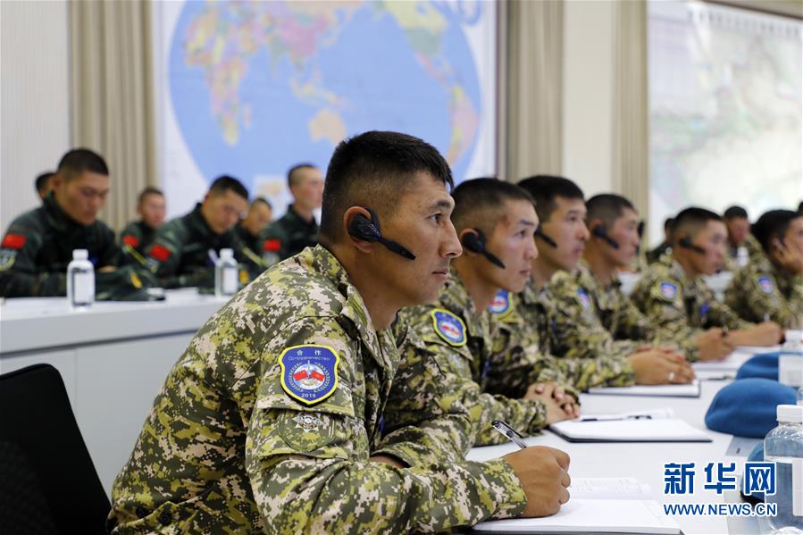 8월 6일 중국과 키르기스스탄 대원들이 정보를 교류하고 있다. [사진 출처: 신화망]