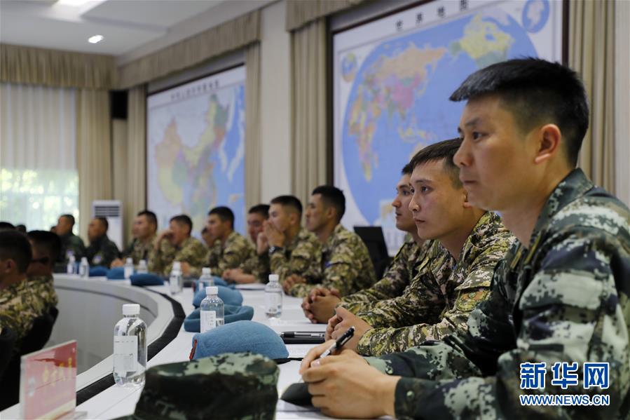 8월 6일 중국과 키르기스스탄 대원들이 정보를 교류하고 있다. [사진 출처: 신화망]