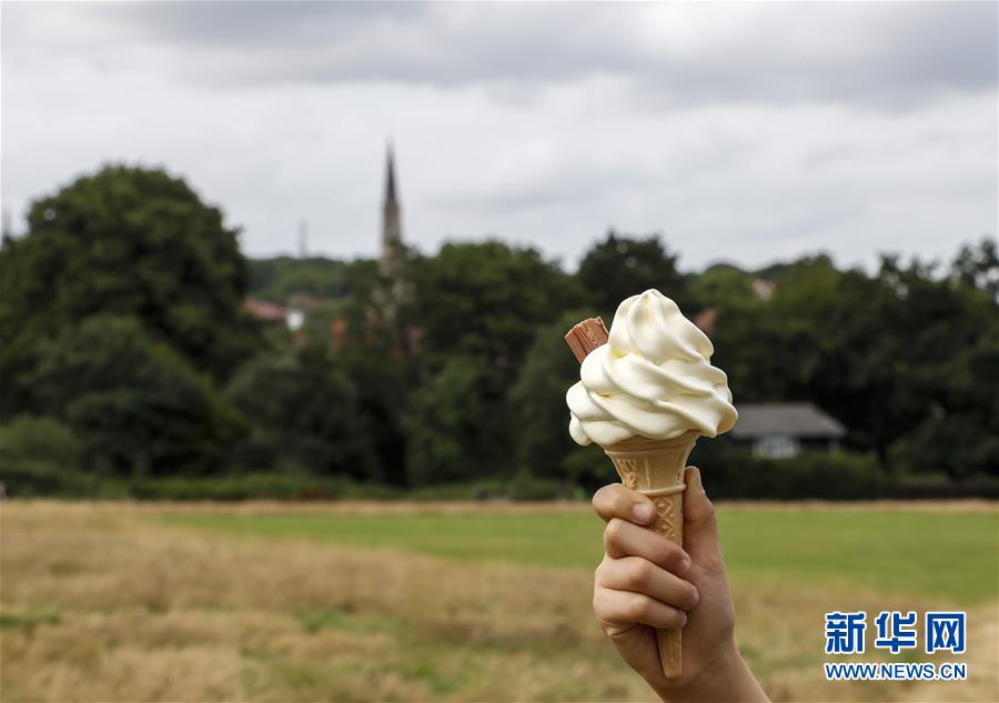 지난달 26일 영국 런던의 한 교회 앞에서 촬영한 아이스크림 [사진 출처: 신화망]