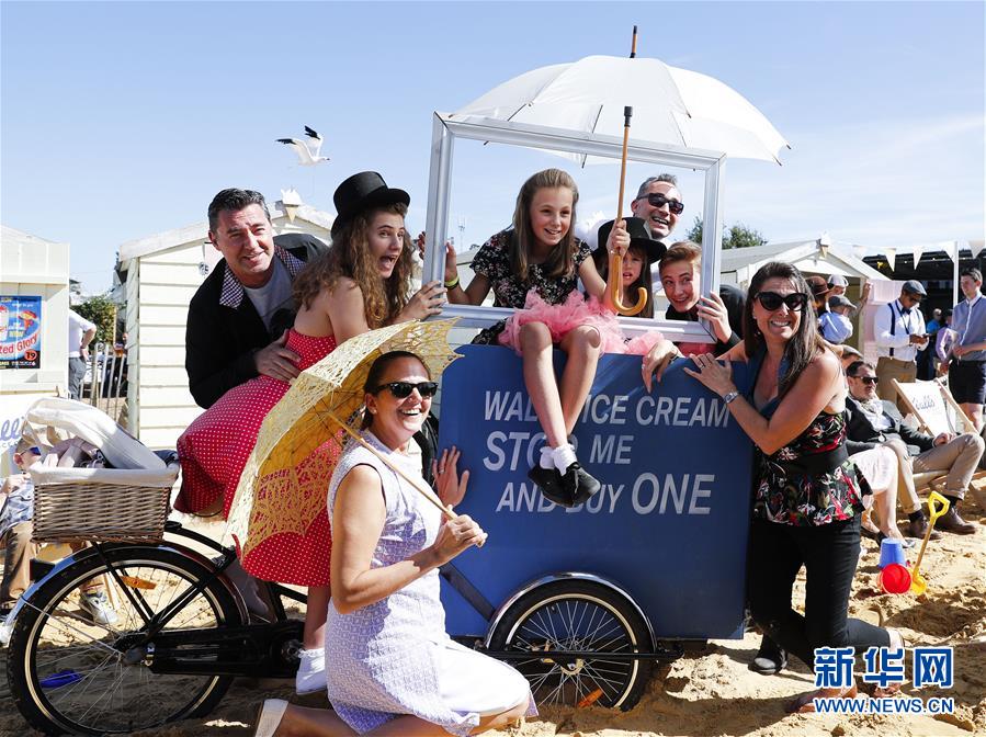 2016년 9월 11일 영국 굿우드 페스티벌(The Goodwood Festival of Speed)에서 복고풍 의상을 입은 사람들이 아이스크림 차 옆에서 셀카를 찍고 있다. [사진 출처: 신화망]
