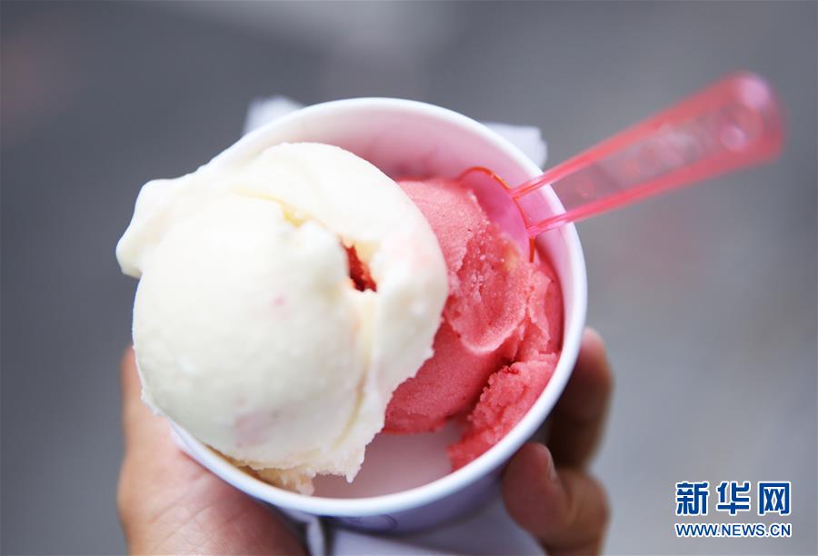 지난달 17일 프랑스 파리에서 한 여행객이 아이스크림 가게로 유명한 베르티옹(Berthillon)의 아이스크림을 선보이고 있다. [사진 출처: 신화망]