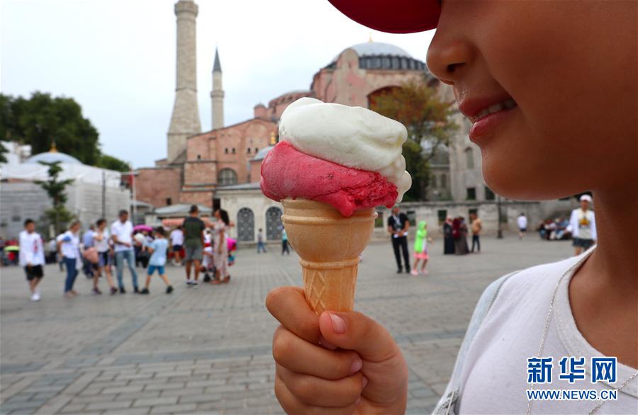 지난달 10일 터키 이스탄불 아야소피아(Ayasofya) 박물관에서 한 여행객이 아이스크림을 맛보고 있다. [사진 출처: 신화망]