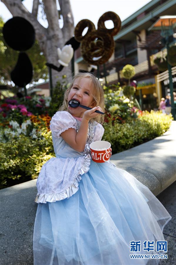 지난 1일 미국 캘리포니아주 디즈니랜드에서 한 여자아이가 아이스크림을 즐기고 있다. [사진 출처: 신화망]