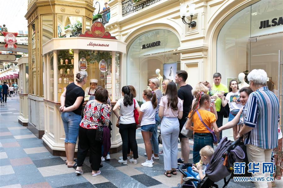 지난달 26일 러시아 모스크바 굼백화점에서 사람들이 아이스크림을 사기 위해 줄 서고 있다. [사진 출처: 신화망]