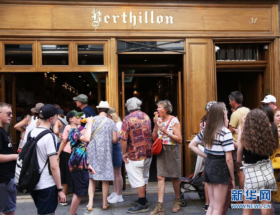 지난달 17일 프랑스 파리의 유명한 아이스크림 가게인 베르티옹(Berthillon) 앞에 사람들이 모여 있다. [사진 출처: 신화망]
