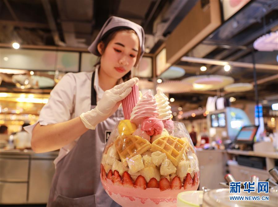 지난달 28일 태국 방콕에서 아이스크림 가게 직원이 아이스크림을 만들고 있다. 이 가게의 슈퍼 빅사이즈 아이스크림이 인터넷에서 유명세를 타자 많은 여행객이 인증샷을 찍기 위해 찾아오고 있다. [사진 출처: 신화망]