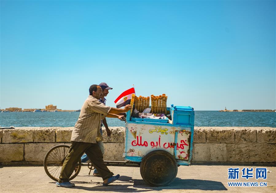 지난달 4일 이집트의 알렉산드리아 지중해 옆에서 한 소매상이 아이스크림을 팔고 있다. [사진 출처: 신화망]