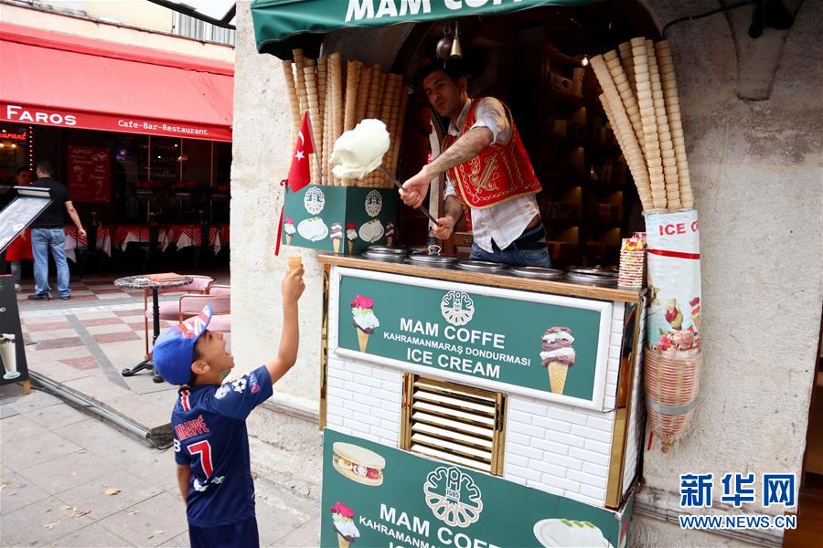 지난달 10일 터키 이스탄불의 한 아이스크림 가게에서 직원과 작은 손님이 이야기를 나누고 있다. [사진 출처: 신화망]
