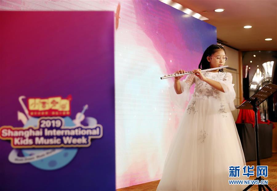 8월 6일 2019 상하이 국제 어린이 뮤직위크 개막식 현장, 한 어린이가 플룻 연주를 선보이고 있다. [사진 출처: 신화망]