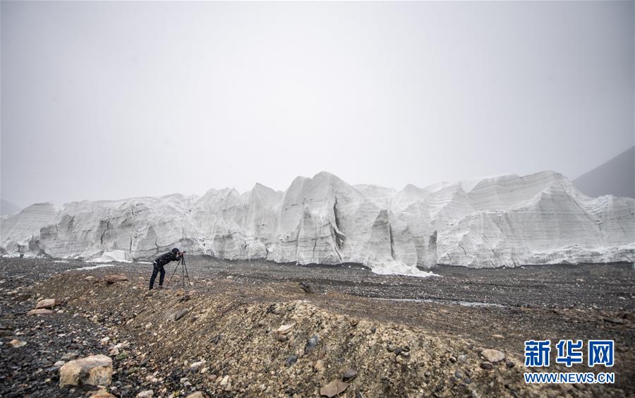 한 사진 촬영 기사가 라부라(拉布拉) 빙하를 촬영하는 모습 [8월 4일 촬영/사진 출처: 신화망]