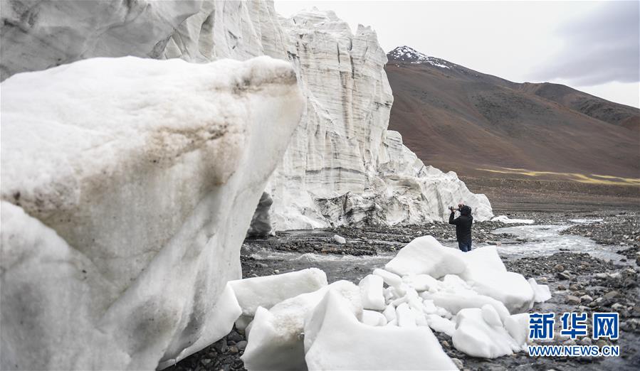한 사진 촬영 기사가 라부라(拉布拉) 빙하를 촬영하는 모습 [8월 4일 촬영/사진 출처: 신화망]