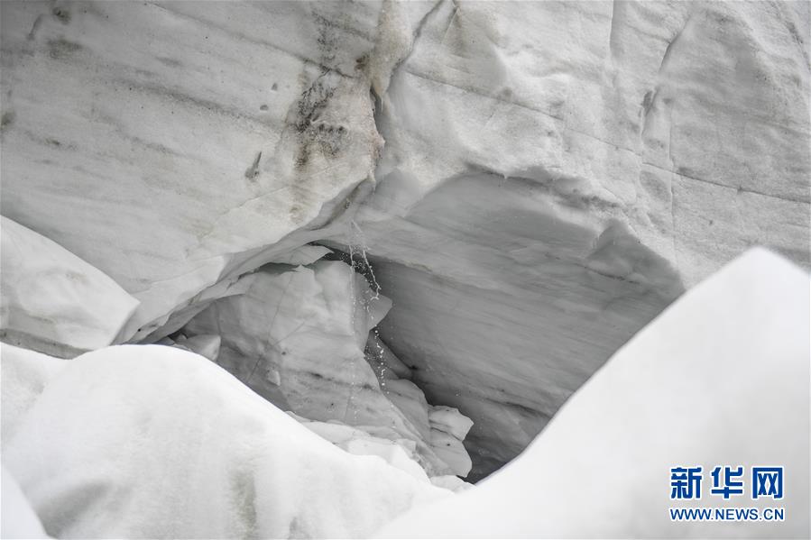 라부라(拉布拉) 빙하가 녹는 모습 [8월 4일 촬영/사진 출처: 신화망]