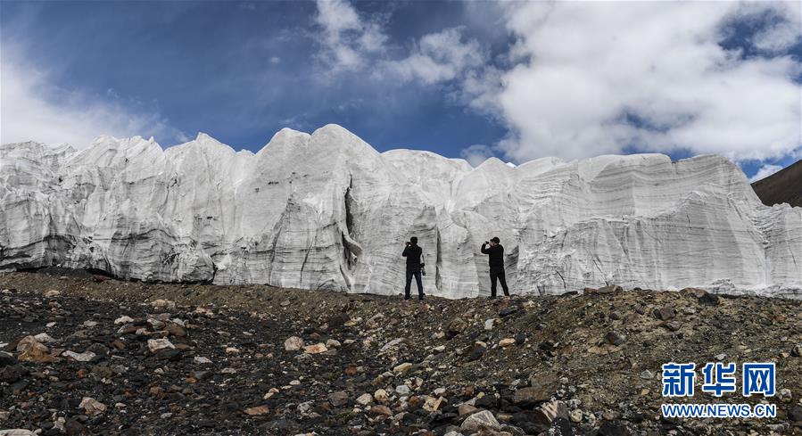 사진 촬영 기사들이 라부라(拉布拉) 빙하를 촬영하는 모습 [8월 4일 촬영/사진 출처: 신화망]