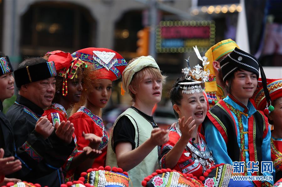 8월 10일 뉴욕 타임스스퀘어, 중국 소수민족 의상을 입은 사람들이 산가(山歌) 공연을 펼치고 있다. [사진 출처: 신화망]