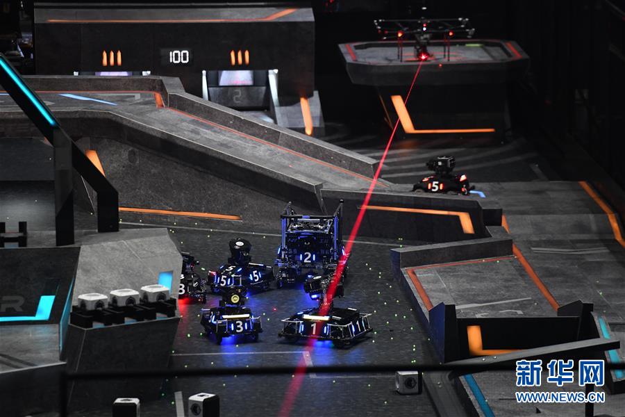 8월 11일 둥베이대학교(東北大學)의 TDT팀(파란색) 로봇과 상하이교통대학교의 자오룽(交龍, 빨간색)팀 로봇이 경기를 펼치고 있다. [사진 출처: 신화망]