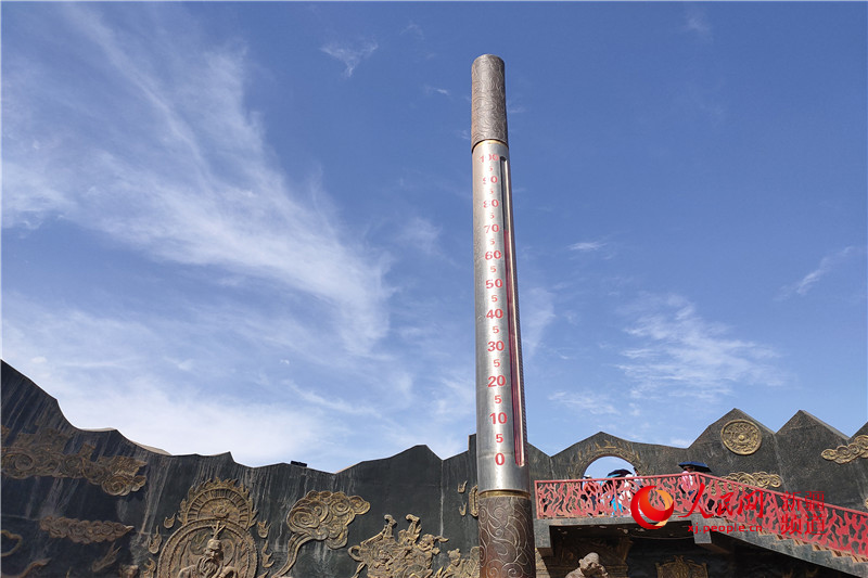 훠옌(火焰)산에 설치되어 있는 대형 온도계 [사진 출처: 인민망]