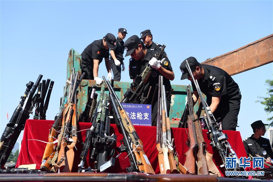 8월 12일 충칭(重慶) 불법무기류 단속 현장, 경찰들이 불법무기류를 폐기 장소로 옮기고 있다. [사진 출처: 신화망]