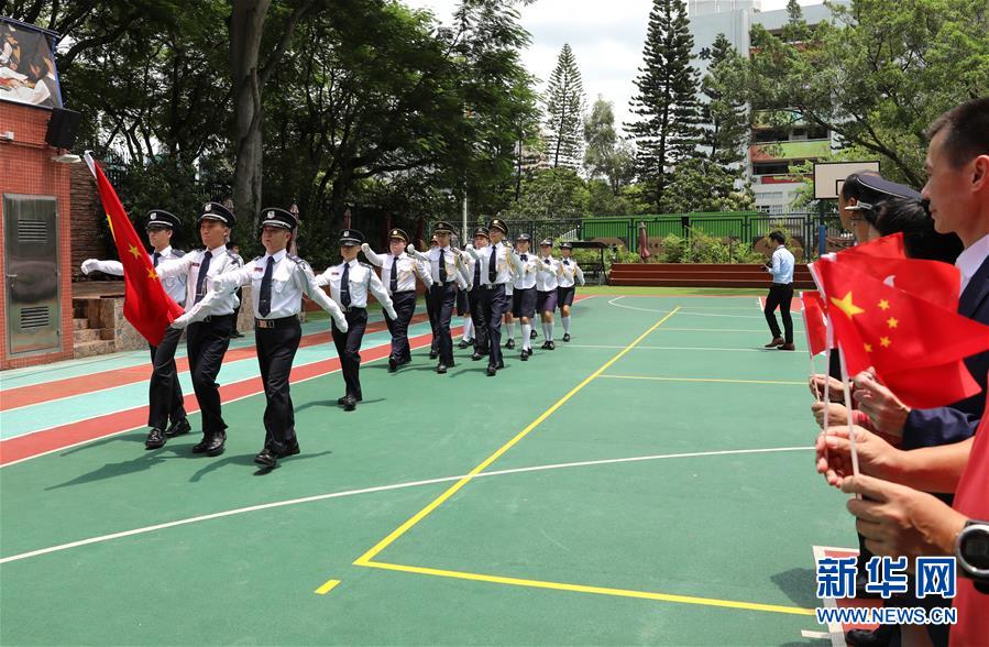 8월 11일 홍콩 중학생들로 구성된 국기게양팀이 국기를 국기게양대까지 호송하고 있다. [사진 출처: 신화망]