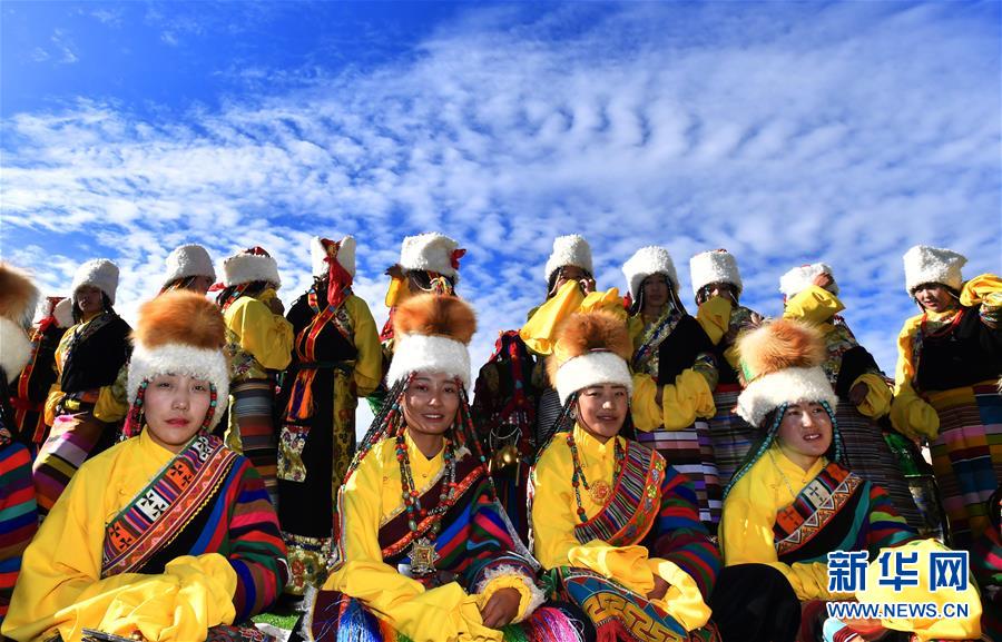 시짱(西藏)자치구 나취(那曲)시 경마축제 현장, ‘안테나 모자’를 착용한 안둬(安多)현 여성 [8월 10일 촬영/사진 출처: 신화망]