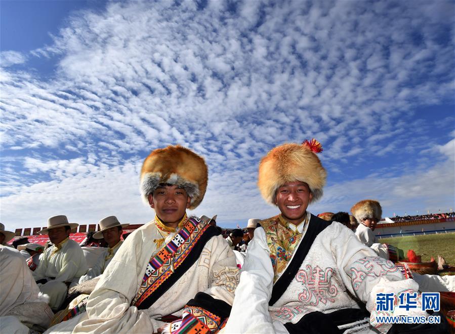 시짱(西藏)자치구 나취(那曲)시 경마축제 현장, ‘안테나 모자’를 착용한 안둬(安多)현 남성 [8월 10일 촬영/사진 출처: 신화망]