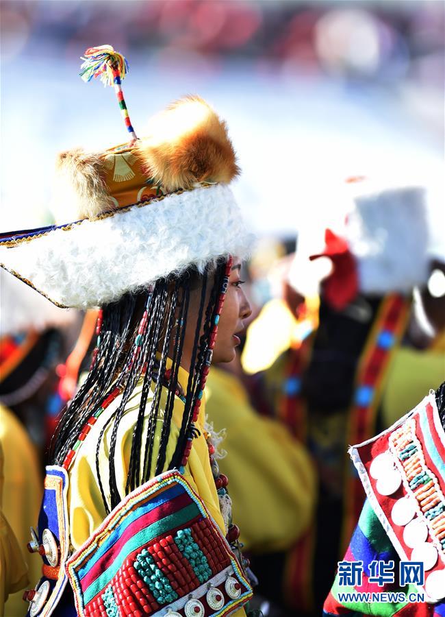 시짱(西藏)자치구 나취(那曲)시 경마축제 현장, ‘안테나 모자’를 착용한 안둬(安多)현 여성 [8월 10일 촬영/사진 출처: 신화망]