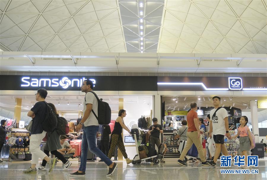 관광객들이 홍콩국제공항 출국장을 지나고 있다. [8월 14일 촬영/사진 출처: 신화망]