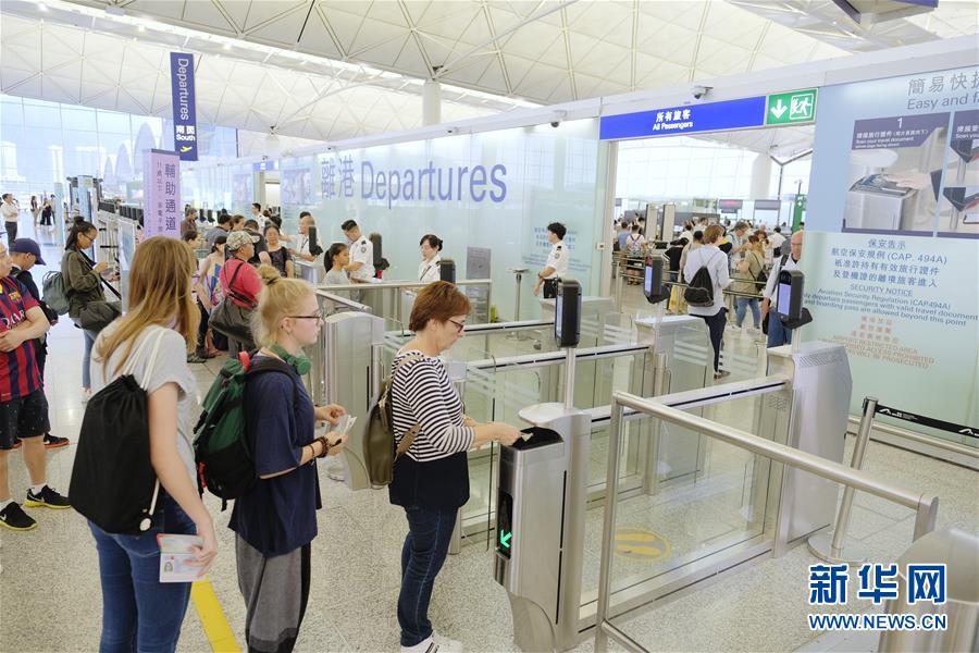 관광객들이 홍콩국제공항 출국장에서 관련 수속을 밟고 있다. [8월 14일 촬영/사진 출처: 신화망]