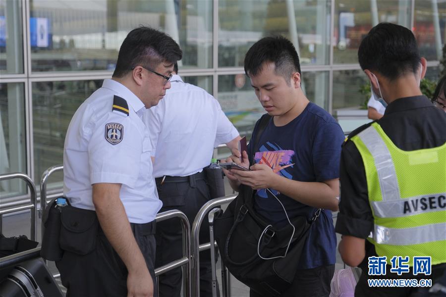 홍콩국제공항, 한 관광객이 보안요원 점검을 마친 후 공항으로 들어서고 있다. [8월 14일 촬영/사진 출처: 신화망]