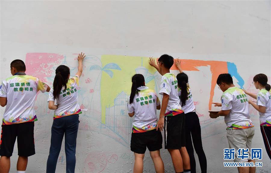 자원봉사자들이 우잉(烏英) 학교 환경 개선을 실천하고 있다. [8월 10일 촬영/사진 출처: 신화망]