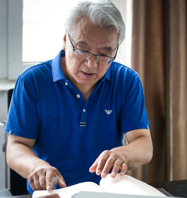중국 네이멍구, 몽의학에 청춘 바친 63세 은퇴교수…‘열정’