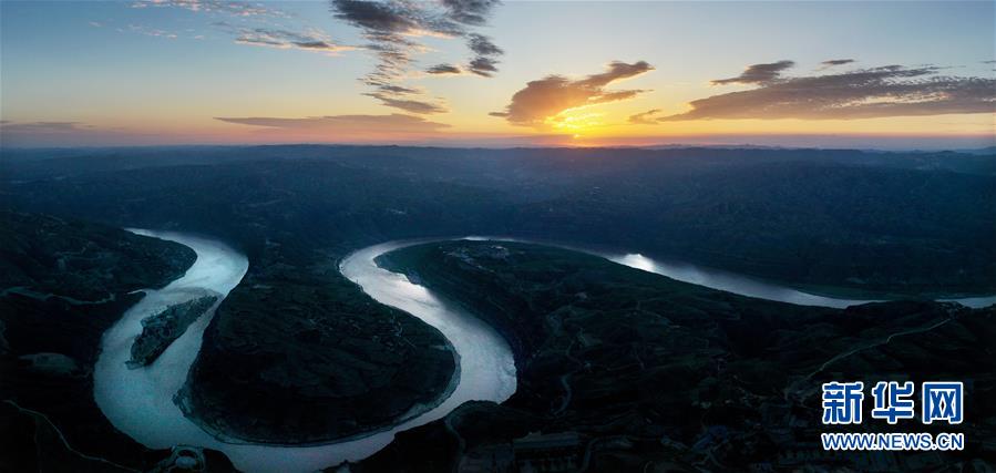 새벽녘 황허(黃河)강 첸쿤만(乾坤灣) 풍경 [8월 14일 드론 촬영/사진 출처: 신화망]