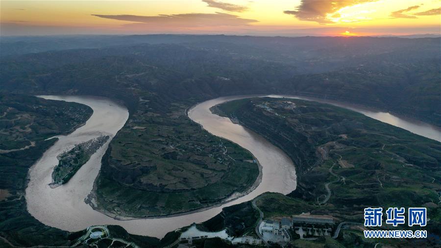 새벽녘 황허(黃河)강 첸쿤만(乾坤灣) 풍경 [8월 14일 드론 촬영/사진 출처: 신화망]