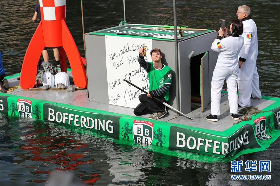 8월 15일 벨기에 디낭 뫼즈강, 대회에 참가한 사람들이 ‘욕조 보트’를 젓고 있다. [사진 출처: 신화망]