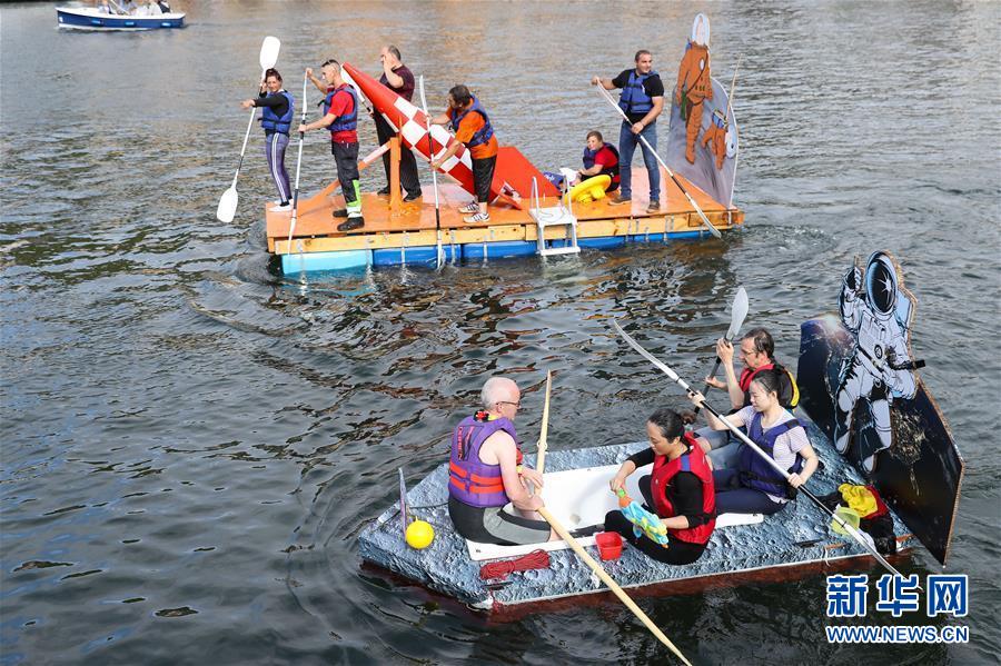 8월 15일 벨기에 디낭 뫼즈강, 대회에 참가한 사람들이 ‘욕조 보트’를 젓고 있다. [사진 출처: 신화망]
