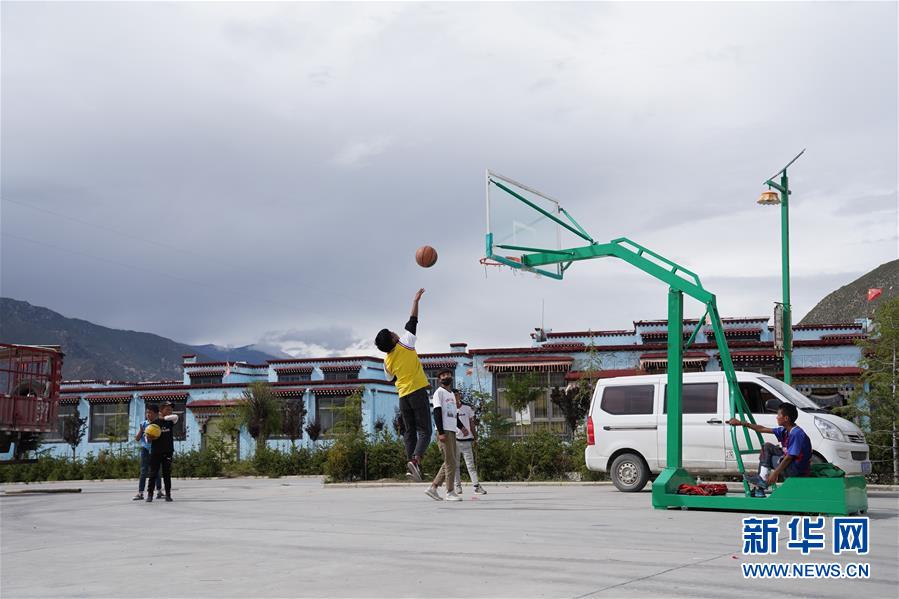 아이들이 사계길상촌(四季吉祥村)에서 농구를 하고 있다. [8월 8일 촬영/사진 출처: 신화망]